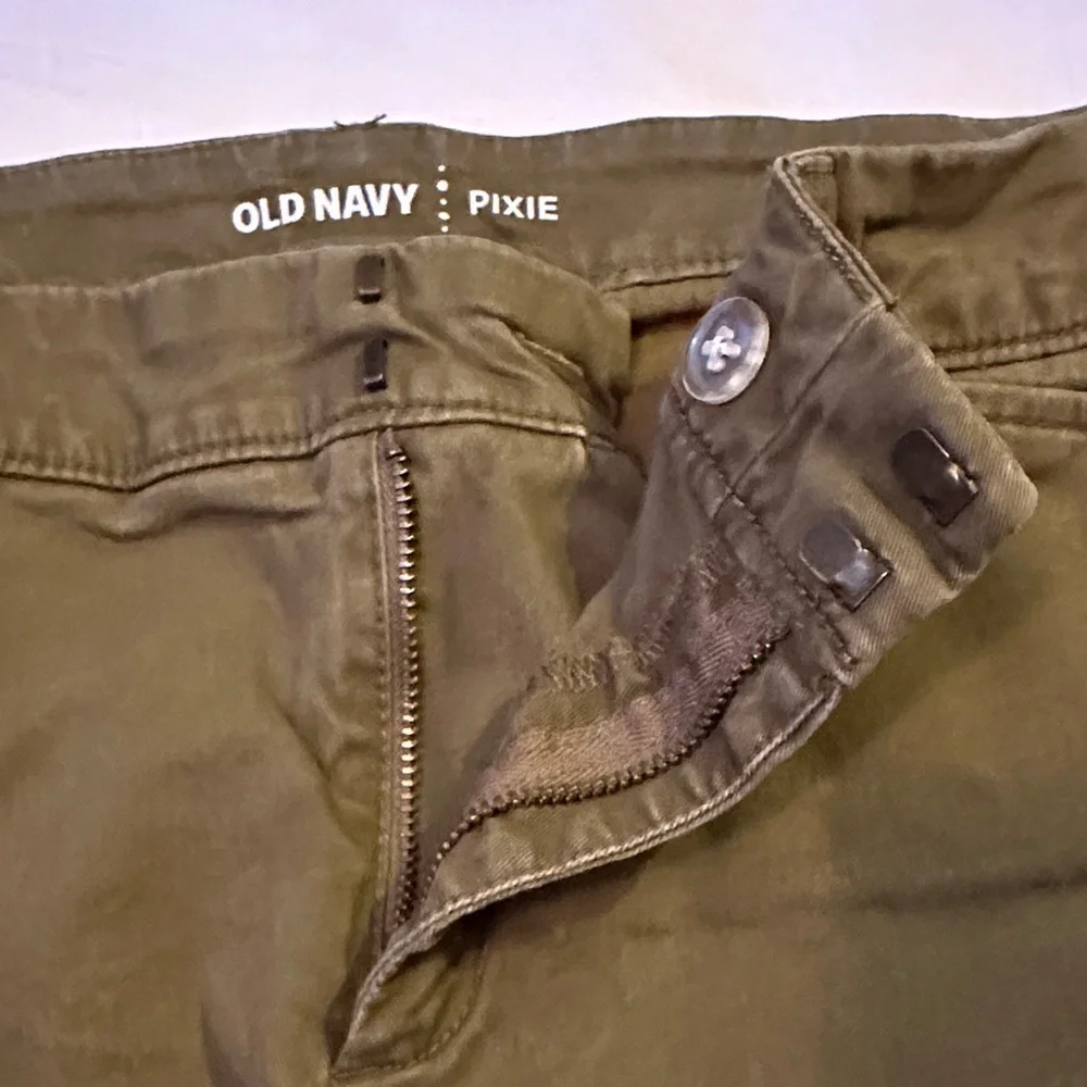 Old Navy Women's Dark Olive Casual Shorts - Picture 3 of 6